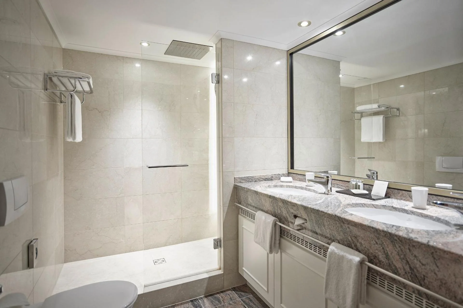 Falkenstein Grand, Autograph Collection